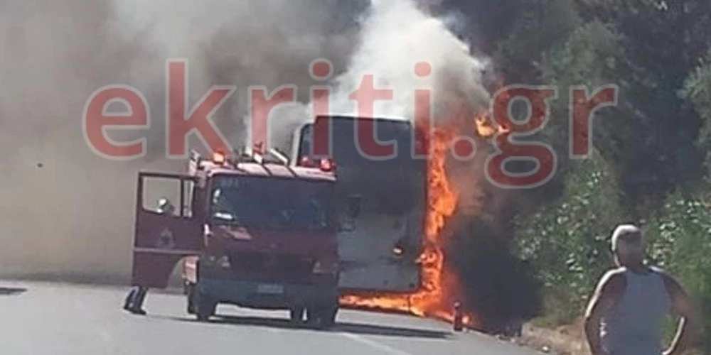 Πανικός στην Κρήτη: Λεωφορείο γεμάτο τουρίστες τυλίχθηκε στις φλόγες (βίντεο)